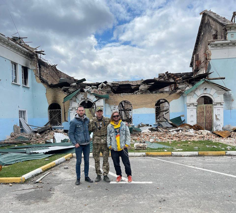 БЕЗ ОБМЕЖЕНЬ виконали «Вільні люди» на руїнах Будинку Культури м. Ірпінь