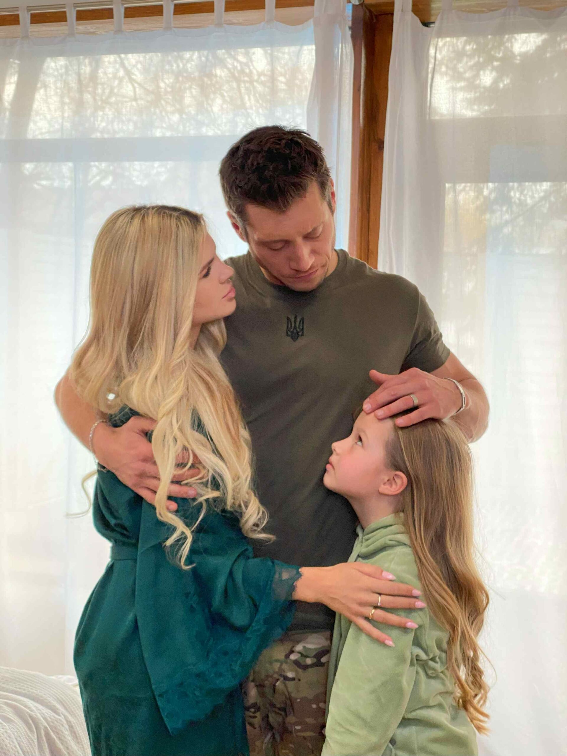 Історія кожної української родини в дебютному кліпі співачки Holly Lotner