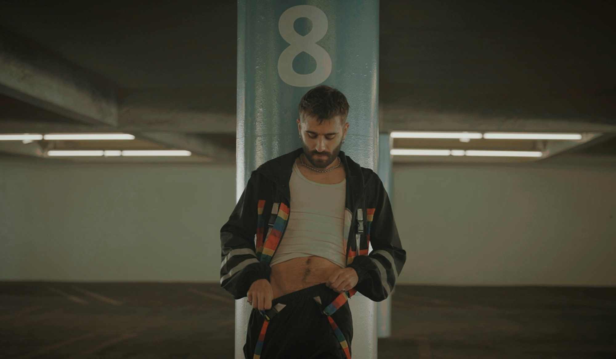 Український співак ANDRUX у новій пісні “Качелі” розповів історію про токсичні стосунки