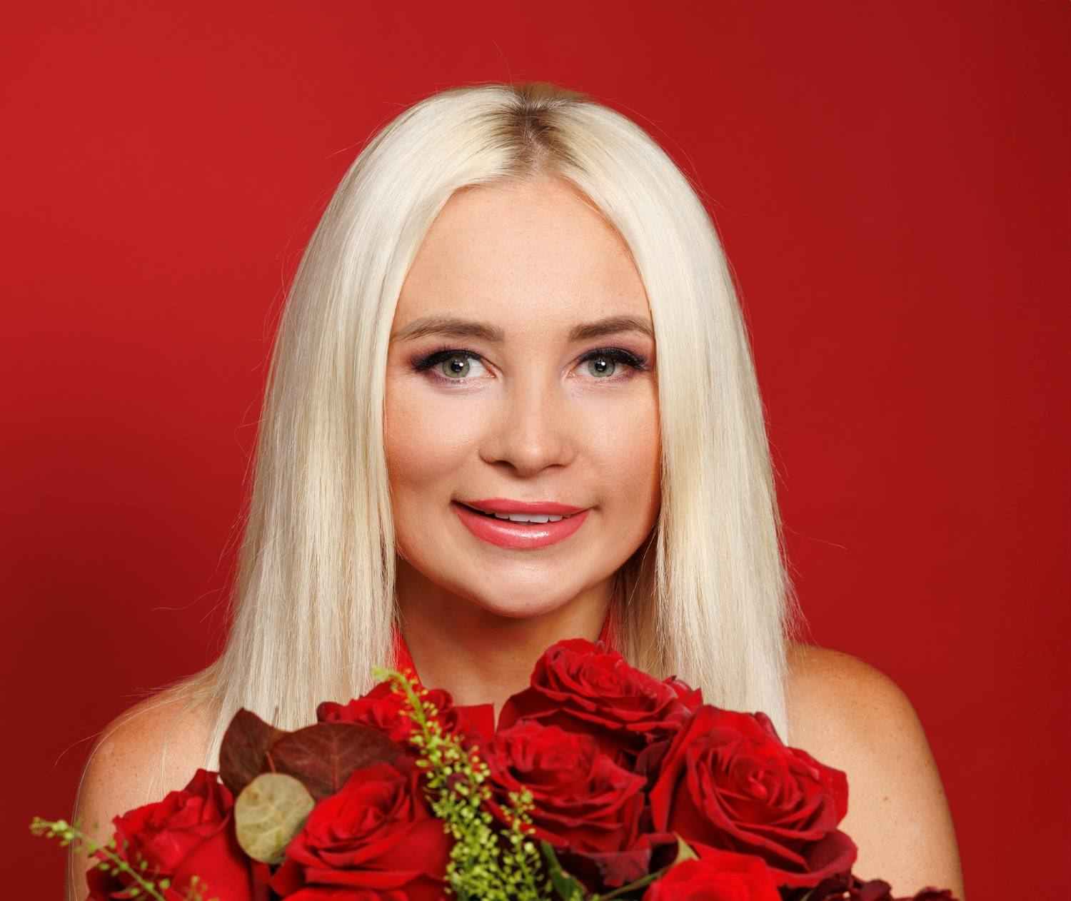 Співоча королева краси Angela подарувала фанатці 101 розу на честь виходу нового хіта