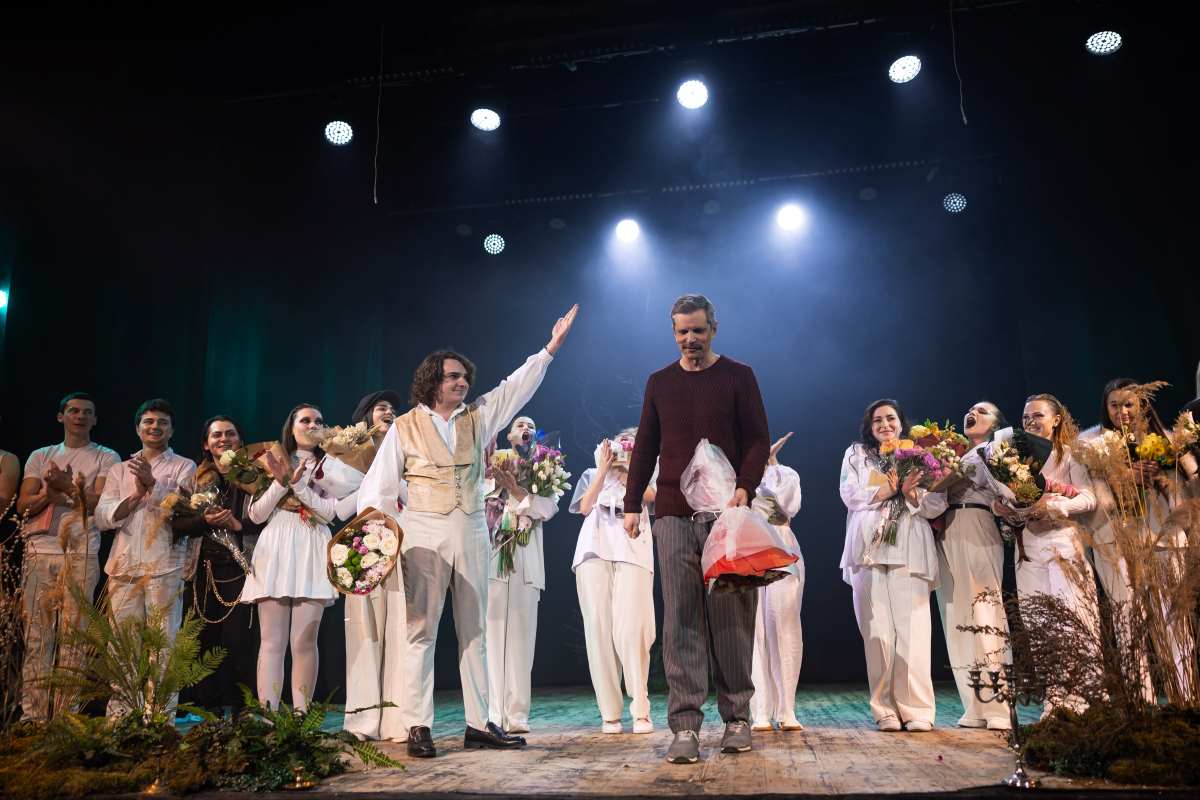 У Київській малій опері з аншлагом пройшла премʼєра благодійної вистави акторської школи «Фенікс» — «Пʼять пісень Полісся»