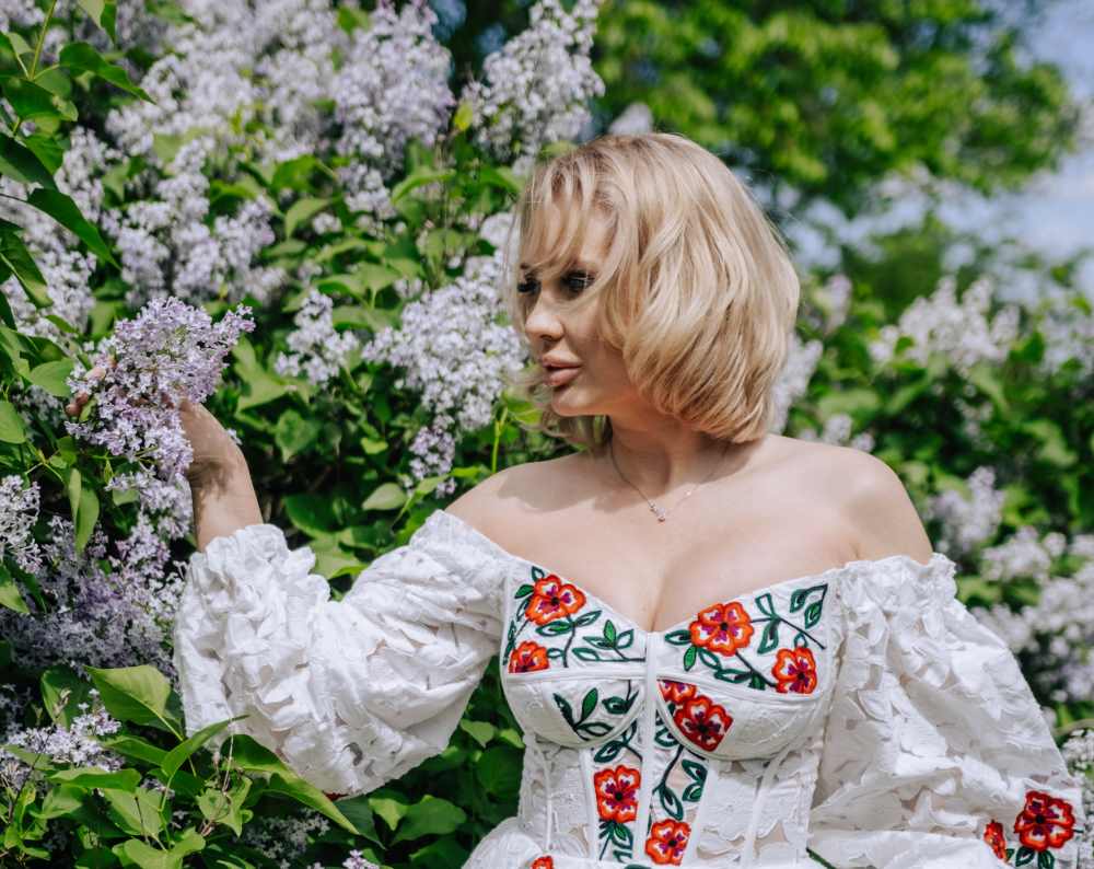 Співачка AVERINA презентує пісню-молитву про біль мільйонів українців