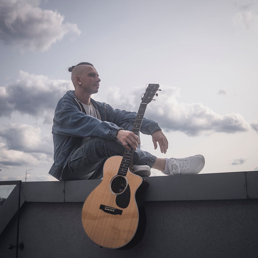 «Наше небо затягнуло хмарою, я заміню тебе лише гітарою» - гітарист SHYMAN випустив новий трек ПЛАКАЛА