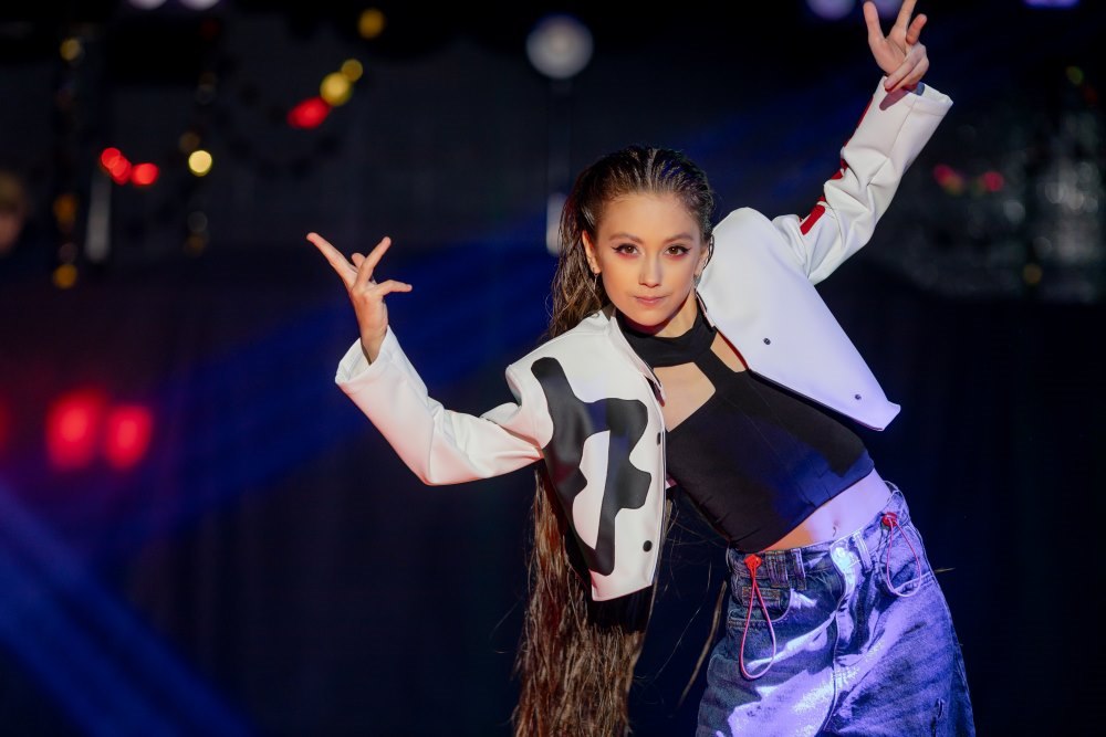 DEMI представила масштабний кліп «Bad Boy» — поєднання шкільної історії, K-POP і танцювального шоу