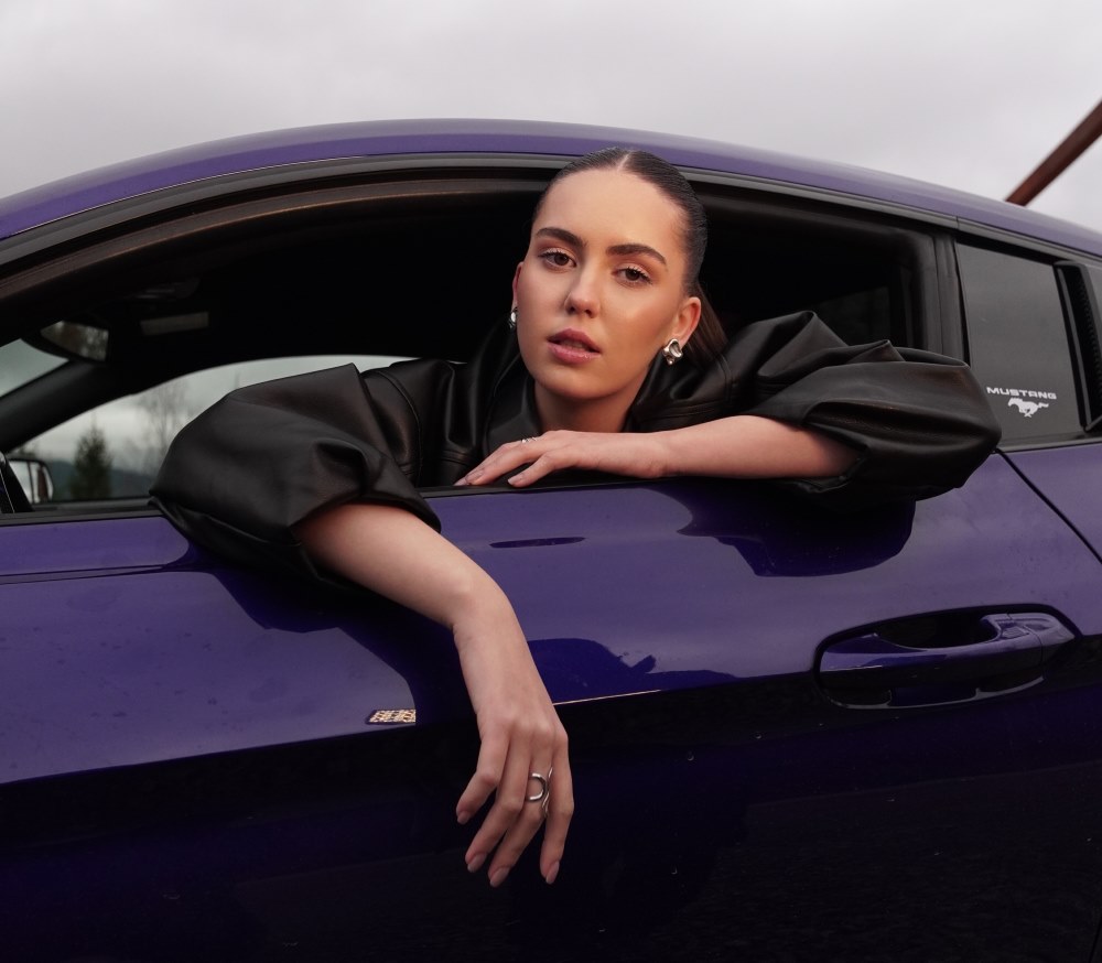 У Карпатах і за кермом: TAỸNA презентувала пісню про шлях крізь бурю