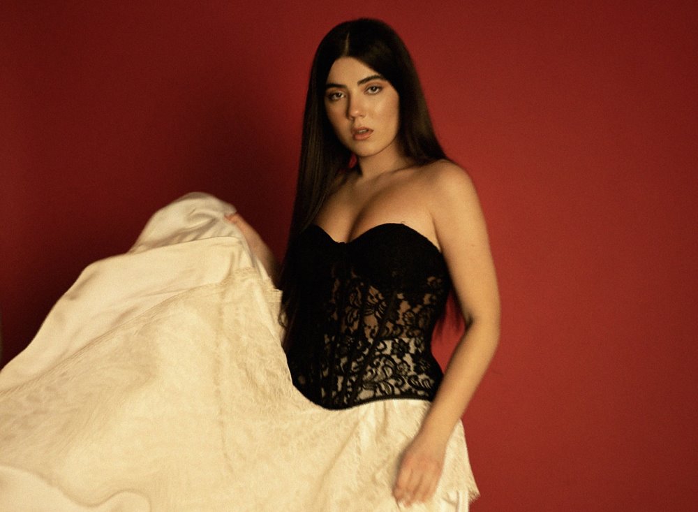 “Who Am I” - нова музична сповідь IMARY про шлях через темряву до світла