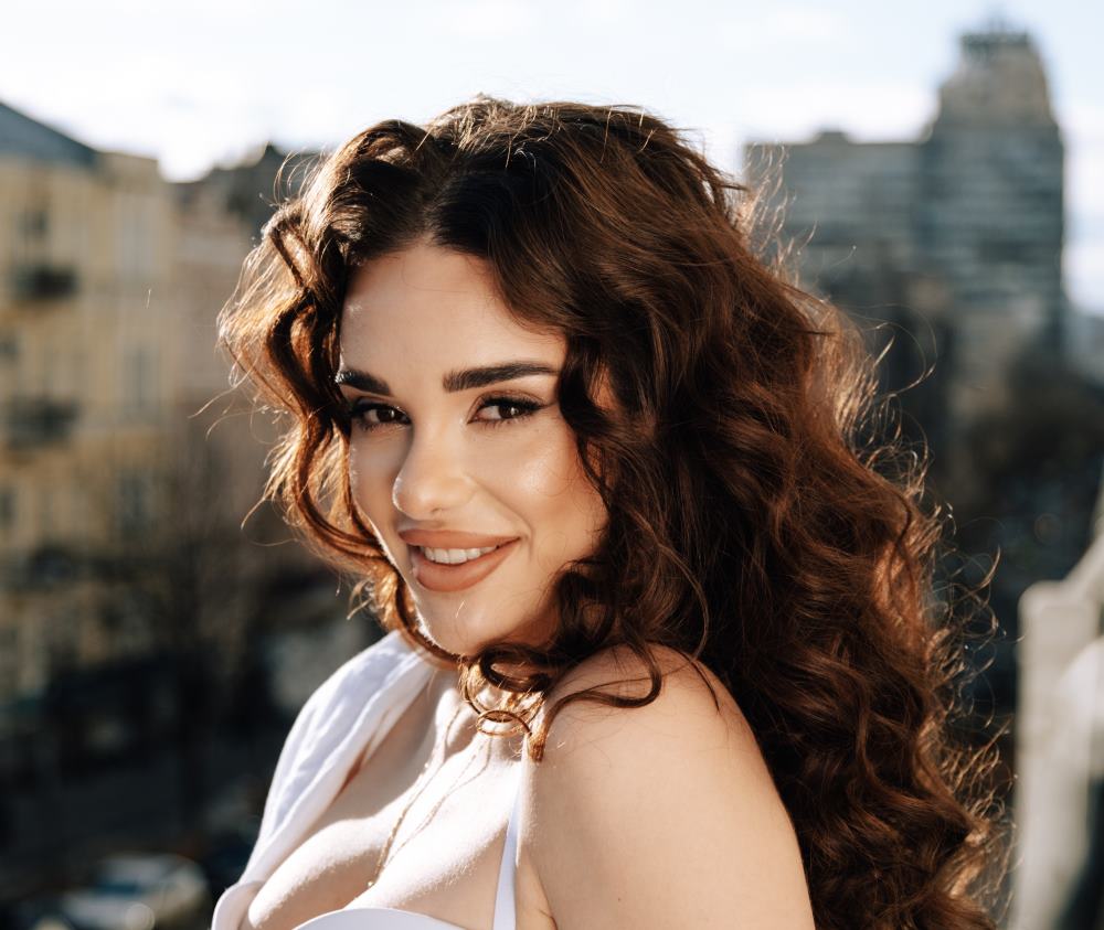 Молода українська співачка ALINAFEELS заспівала про кохання, у якому не потрібно йти на компроміси