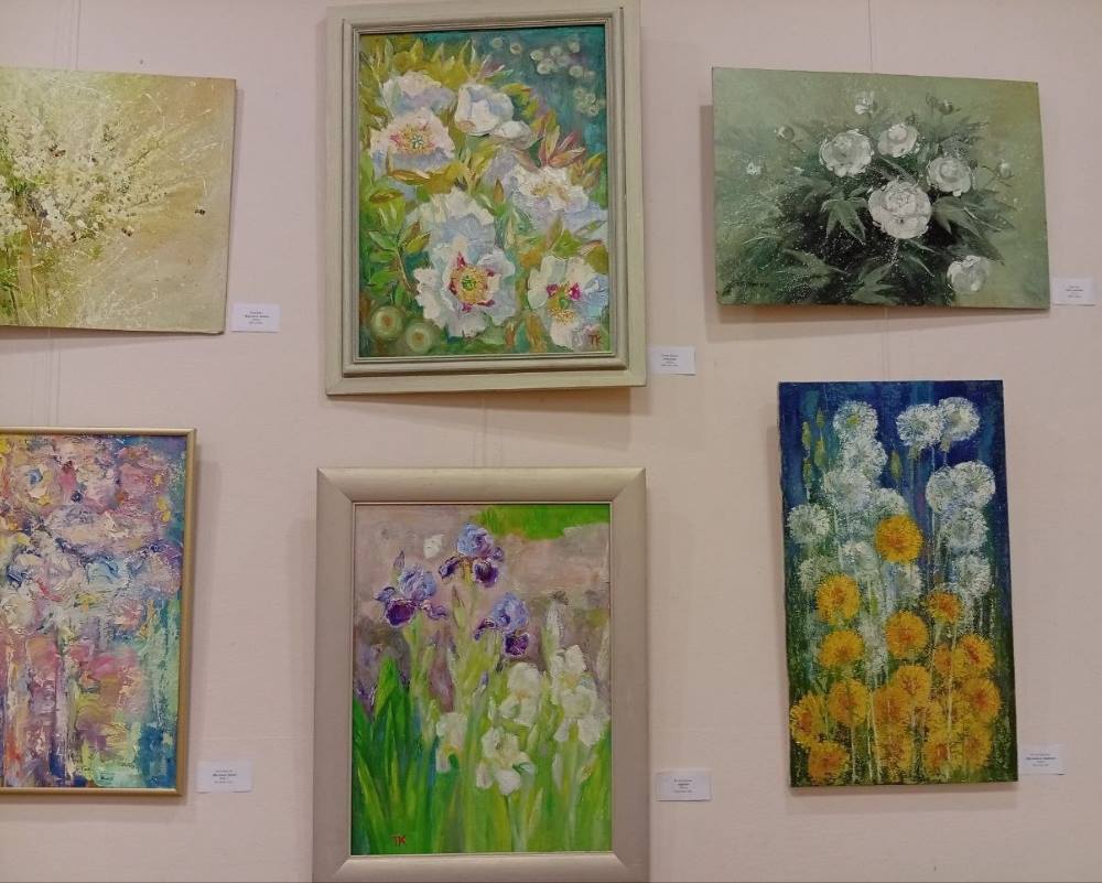 Понад 70 робіт і благодійна місія: у Києві відбулася виставка «Весна красна»