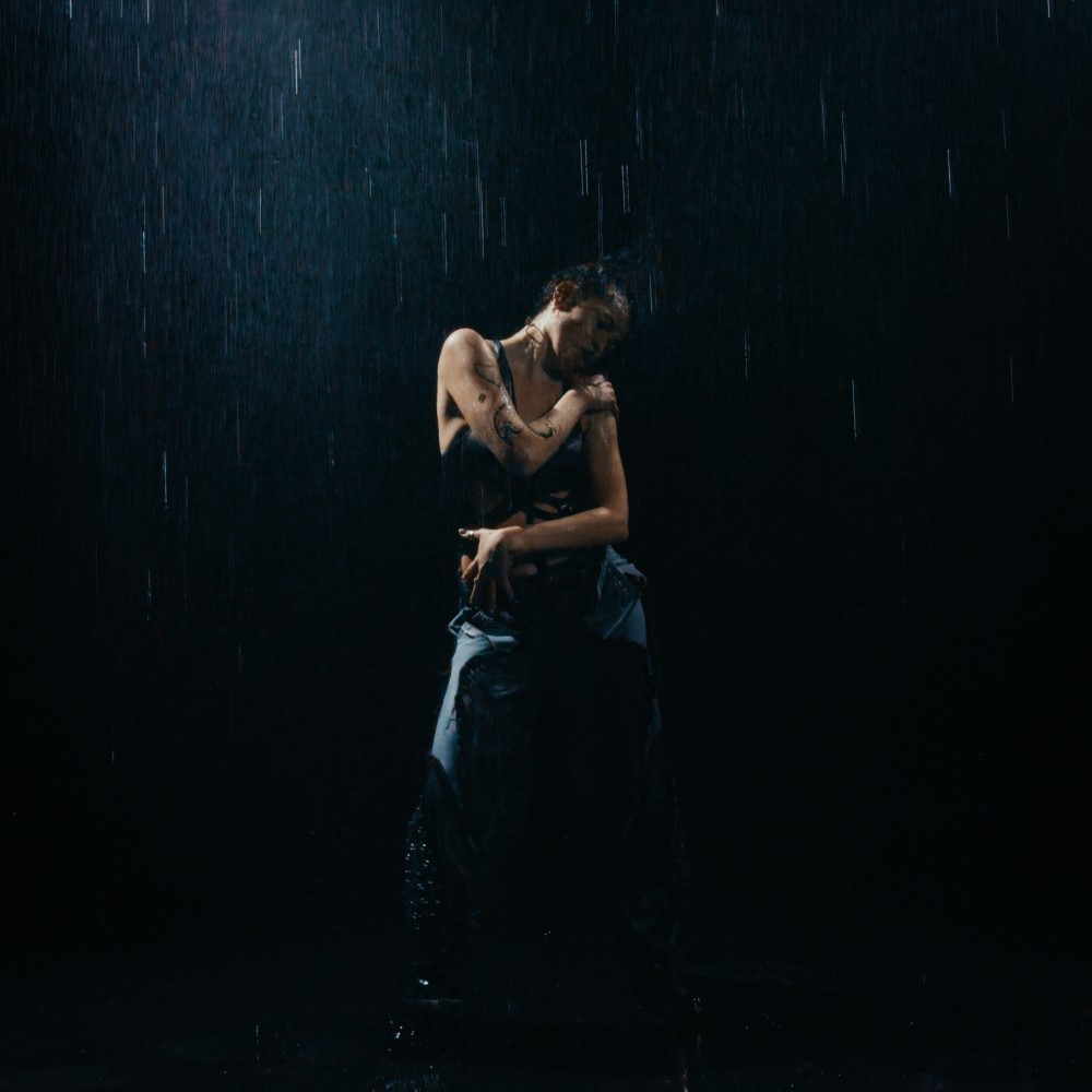 Артистка та авторка пісень Sofira представляє нову пісню “Stop, Start” — про кохання, яке починається з руху