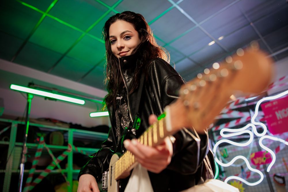 Українська співачка NICOLE представляє нову пісню «Хто я?» — трек про пошук власної ідентичності та внутрішні сумніви